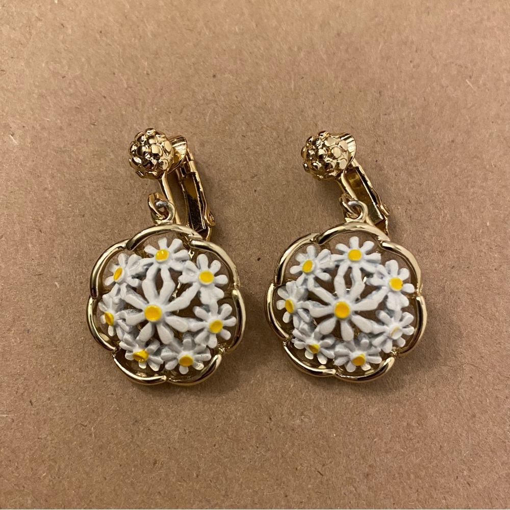 Vintage Daisy Flower Clip-On Earrings Gold Tone White Enamel Floral